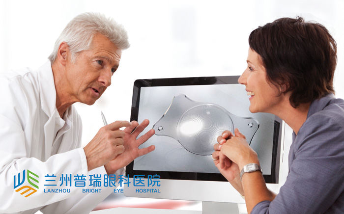 三焦點(diǎn)晶體：看報(bào)、打球、看風(fēng)景視力都很清晰